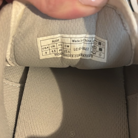 Vionic Ladies Walk Max Sneaker, Like New Condition, Size 9, No Box - Picture 6 of 7